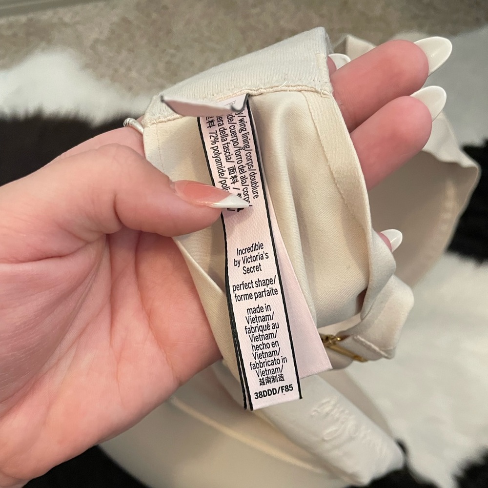 Nude Victoria Secret Incredible Bra